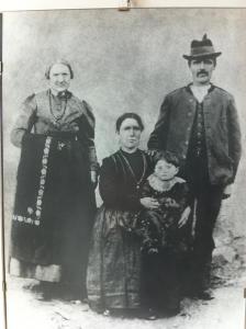 A Plateau family wearing Cimbrian clothes.