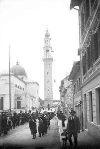 The people of Asiago engaged in the lifting of the bells, in September of 1927.