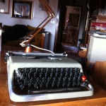 La macchina da scrivere su cui Mario ha scritto praticamente tutti i suoi libri: gliela regalò lo stesso Adriano Olivetti all’indomani della vittoria al Premio Viareggio, nel 1953